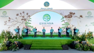 Các đại biểu thực hiện nghi lễ khởi công dự án. (Ảnh HOÀNG NAM)