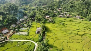 Khung cảnh thơ mộng của Nghĩa Đô. (Ảnh VŨ QUANG)