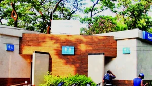 Nhà vệ sinh công cộng tại Công viên Lê Văn Tám, Quận 3 đầu tư theo mô hình xã hội hóa, góp phần hình thành nhà vệ sinh công cộng văn minh, tiện lợi phục vụ cộng đồng. (Ảnh ANH THẾ)