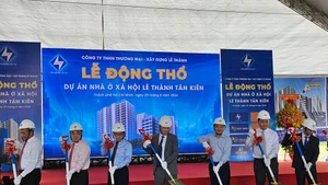 Lãnh đạo Ủy ban nhân dân Thành phố Hồ Chí Minh tại lễ khởi công.
