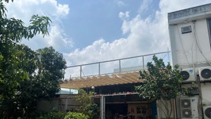 Người dân dựng nhà tạm để sinh sống