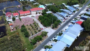 Trụ sở Đảng ủy, Hội đồng nhân dân, Ủy ban nhân dân xã Tân Bằng (bìa trái), nơi tập thể Ban Thường vụ Đảng ủy xã vừa bị phê bình, rút kinh nghiệm.