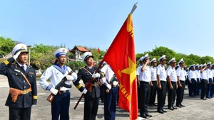 Lễ chào cờ trên đảo Trường Sa. (Ảnh: ĐĂNG KHOA)
