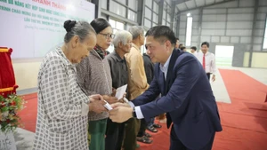 Ông Bùi Ngọc Dương, Bí thư Đảng ủy, Chủ tịch Hội đồng quản trị BSR tặng quà cho các hộ gia đình chính sách tại thị xã Quảng Trị.