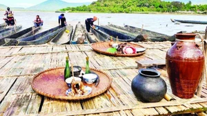  Lễ vật cúng hạ thủy thuyền độc mộc của người M'nông.