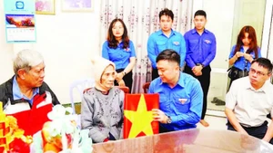  Trao tặng di ảnh cho gia đình thân nhân liệt sĩ.