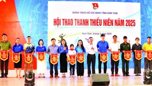 Tặng cờ lưu niệm cho các đoàn tham dự.