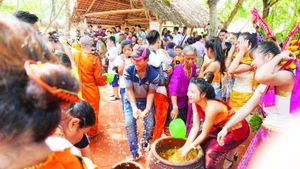 Người dân tham gia nghi thức té nước trong Tết cổ truyền Bunpimay tại Buôn Đôn.