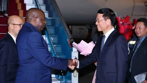 Bộ trưởng Bộ Khoa học và Công nghệ Nguyễn Mạnh Hùng đón Tổng thống Burundi Évariste Ndayishimiye và Phu nhân tại Sân bay quốc tế Nội Bài. (Ảnh: Minh Đức/TTXVN)