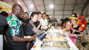 Khách quốc tế thưởng thức ẩm thực Việt Nam trong khuôn khổ Lễ hội Văn hóa và Ẩm thực đa quốc gia tại Phái bộ an ninh lâm thời Liên hợp quốc tại Abyei. (Ảnh: LÊ THUẦN)