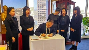 Đại sứ Phan Minh Giang ghi sổ tang tưởng niệm nguyên Chủ tịch nước Trần Đức Lương (Ảnh: Đại sứ quán Việt Nam tại New Zealand)
