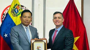 Đại sứ Vũ Trung Mỹ trao quà kỷ niệm tặng Bộ trưởng Franklin Cardillo (Ảnh: Đại sứ quán Việt Nam tại Venezuela)
