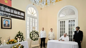 Bí thư thứ nhất Ban Chấp hành Trung ương Đảng Cộng sản Cuba, Chủ tịch nước Cộng hòa Cuba Miguel Díaz-Canel ghi sổ tang tưởng nhớ nguyên Chủ tịch nước Trần Đức Lương. (Ảnh: Đại sứ quán Việt Nam tại Cuba)