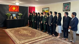 Toàn thể cán bộ nhân viên Đại sứ quán Việt Nam tại Brazil tưởng niệm nguyên Chủ tịch nước Trần Đức Lương. (Ảnh: Đại sứ quán Việt Nam tại Brazil)