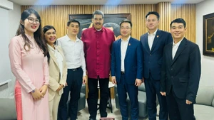 Tổng thống Venezuela Nicolas Maduro tiếp và chụp ảnh kỷ niệm với Đoàn đại biểu cấp cao Trung ương Đoàn Thanh niên Cộng sản Hồ Chí Minh. (Ảnh: Đại sứ quán Việt Nam tại Venezuela)