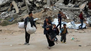 Người dân sơ tán tránh xung đột tại thị trấn Beit Lahia, Dải Gaza. (Ảnh: THX/TTXVN)