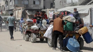 Người dân Palestine đi sơ tán tránh xung đột tại Dải Gaza. (Ảnh: THX/TTXVN)