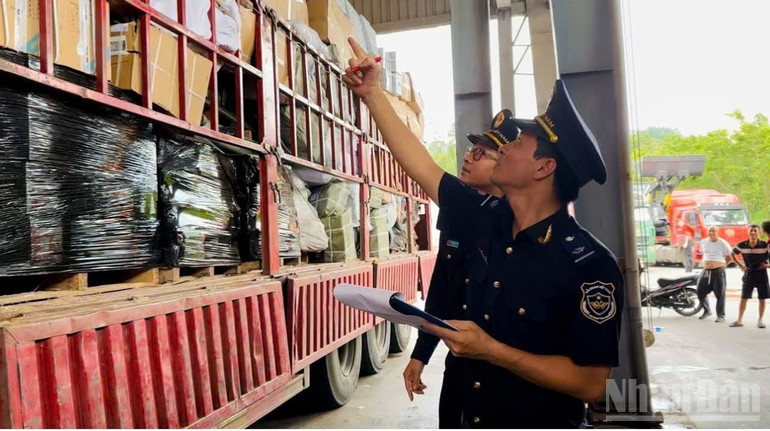 Lực lượng Hải quan cửa khẩu quốc tế Hữu Nghị tiến hành kiểm tra hàng hóa xuất nhập khẩu. ndo_br_3.jpg
