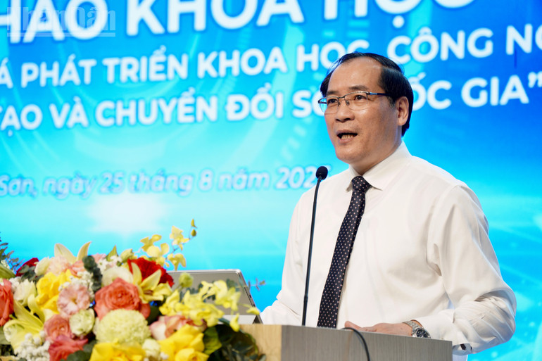 Đồng chí Dương Xuân Huyên, Ủy viên Ban Thường vụ Tỉnh ủy, Phó Chủ tịch Thường trực Ủy ban nhân dân tỉnh, Phó Trưởng Ban Chỉ đạo phát triển khoa học công nghệ, đổi mới sáng tạo, chuyển đổi số và Đề án 06 tỉnh Lạng Sơn phát biểu tại Hội thảo. ndo_tl_img-0356.jpg