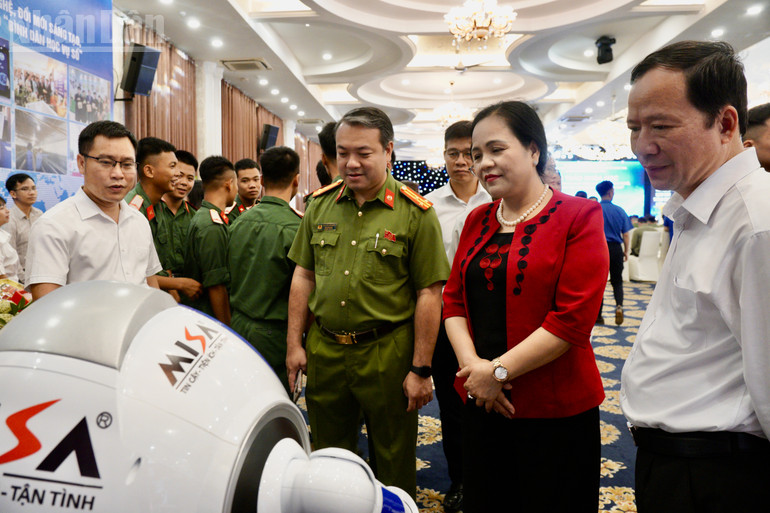 Các đồng chí Lãnh đạo tỉnh Lạng Sơn trải nghiệm công nghệ robot. ndo_tl_img-0354.jpg