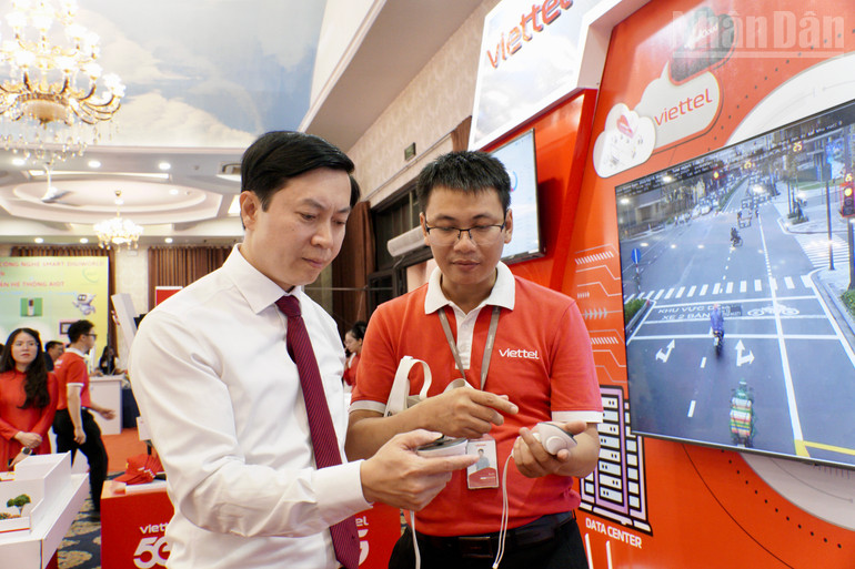 Lãnh đạo Mặt trận Tổ quốc Việt Nam tỉnh Lạng Sơn trải nghiệm công nghệ của Tập đoàn Công nghiệp-Viễn thông Quân đội Viettel. ndo_tr_img-0353.jpg