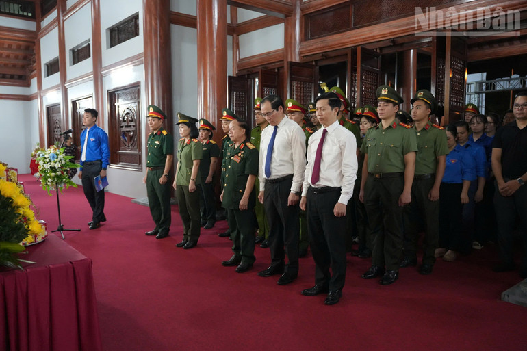 Lãnh đạo Ủy ban nhân dân tỉnh, Ủy ban Mặt trận Tổ quốc tỉnh, Tỉnh đoàn Lạng Sơn cùng các các đại biểu và đoàn viên, thanh niên dành phút mặc niệm tưởng nhớ các anh hùng liệt sĩ. ndo_tr_gen-h-z6845629167882-d328258f976ef3c36447fe4f3c82cc81.jpg