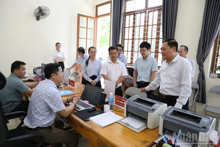 Đồng chí Hồ Tiến Thiệu, Phó Bí thư Tỉnh ủy, Chủ tịch Ủy ban nhân dân tỉnh Lạng Sơn trực tiếp kiểm tra tại khu vực Trung tâm phục vụ hành chính công xã Quốc Việt. ndo_br_gen-h-z6745009364586-d5c271218685ac7bef66554dc659b552.jpg