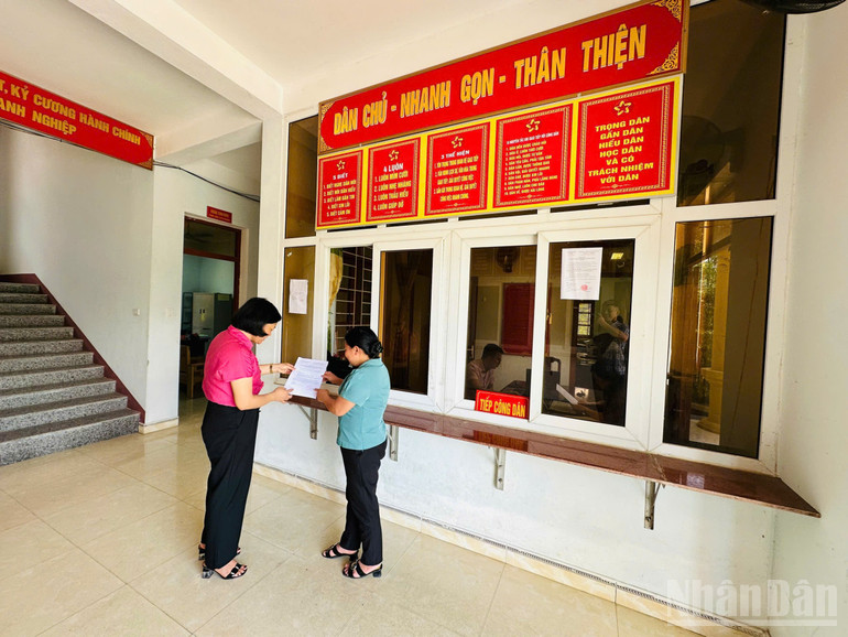 Nhân dân đến làm thủ tục hành chính được cán bộ xã Tân Tri hướng dẫn nhiệt tình. ndo_br_gen-h-z6743179555243-81db504b1d6fd80628e7a9202f9b7219.jpg