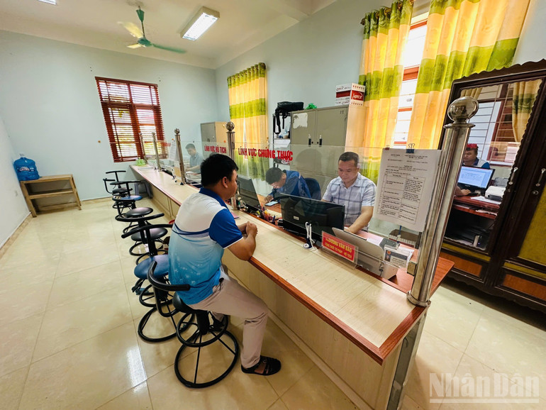 Người dân được giải quyết thủ tục hành chính tại khu vực Trung tâm phục vụ hành chính công xã Tân Tri. ndo_br_gen-h-z6743179553960-68fa0e191a04061d9e8055cb1ffc7f69.jpg