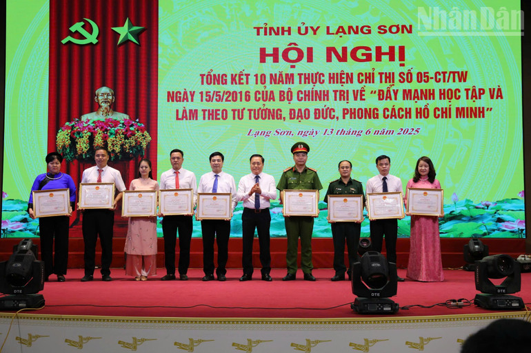 Các cá nhân, tập thể nhận Bằng khen của Chủ tịch Ủy ban nhân dân tỉnh Lạng Sơn tại hội nghị. ndo_tr_gen-h-z6702087330440-92b91910bdf7fc1c43a1df3116b23123.jpg