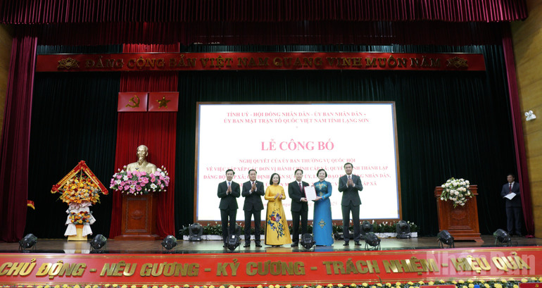 Đồng chí Phạm Thị Thanh Trà, Ủy viên Trung ương Đảng, Bộ trưởng Nội vụ trao Quyết định của Trung ương cho lãnh đạo Tỉnh ủy Lạng Sơn. ndo_br_img-9925.jpg