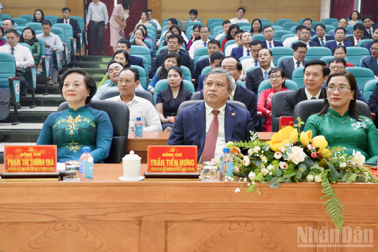 Các đồng chí lãnh đạo Trung ương dự buổi lễ. ndo_br_img-9929.jpg