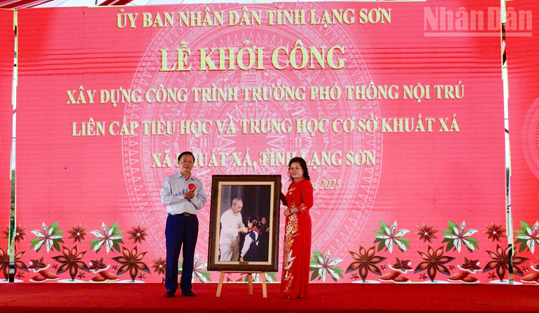 उप प्रधानमंत्री ट्रान होंग हा ने स्कूल प्रतिनिधियों को स्मृति चिन्ह भेंट किए। ndo_tr_img-0974.jpg