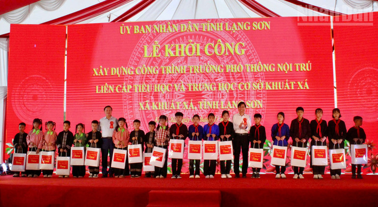 उप प्रधानमंत्री ट्रान होंग हा और लैंग सोन प्रांतीय पार्टी सचिव होआंग क्वोक खान ने क्षेत्र के वंचित छात्रों को उपहार प्रदान किए। ndo_tr_img-0972.jpg