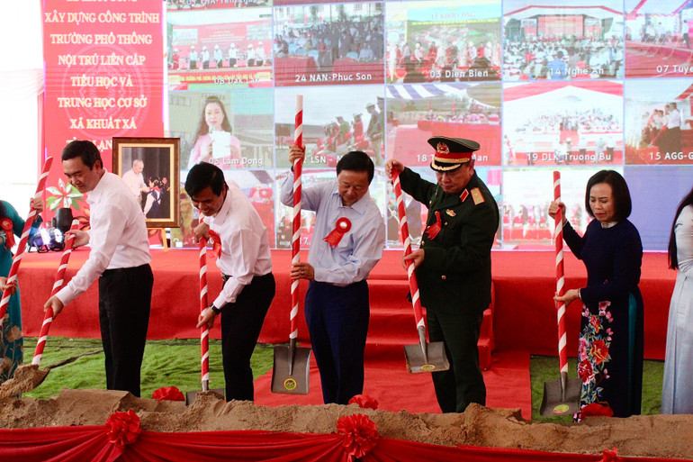 सेंट्रल और लैंग सोन प्रांतीय नेताओं ने परियोजना का भूमिपूजन समारोह आयोजित किया। ndo_tr_img-9091.jpg