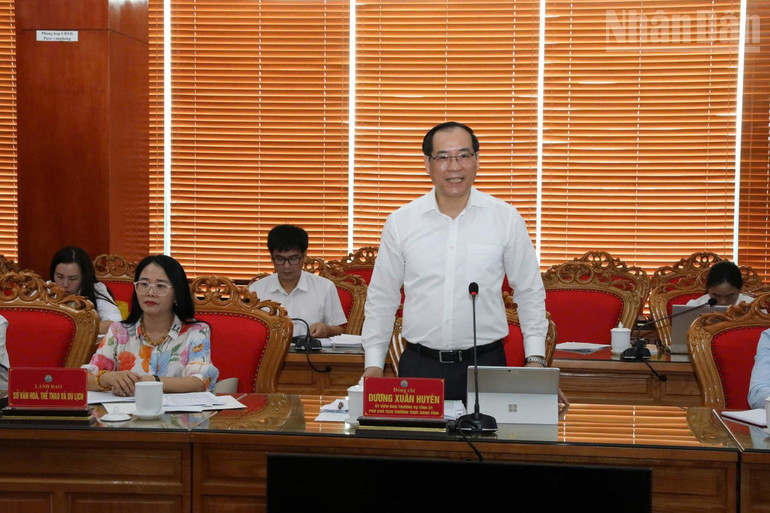 Đồng chí Dương Xuân Huyên, Ủy viên Ban Thường vụ Tỉnh ủy, Phó Chủ tịch Thường trực Ủy ban nhân dân tỉnh Lạng Sơn phát biểu tại buổi làm việc. ndo_tr_gen-h-z6996663518882-35e0aabff8431053b02edf29e4b74c3f.jpg