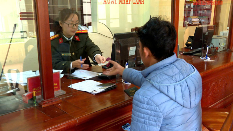 anh-2-phong-quan-ly-xuat-nhap-canh-cong-an-tinh-lang-son-tiep-nhan-giai-quyet-ho-so-cho-nguoi-dan.jpg