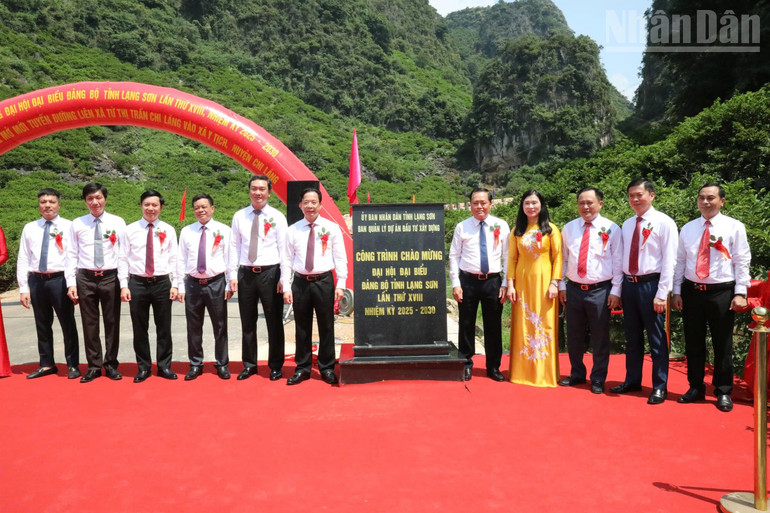 Các đồng chí lãnh đạo tỉnh Lạng Sơn chứng kiến lễ gắn biển công trình chào mừng Đại hội Đảng bộ tỉnh Lạng Sơn lần thứ 18, nhiệm kỳ 2025–2030 của tuyến đường. ndo_tr_gen-h-z7031471430484-6c4fc4bb3950dbbc5d8a11b09739b104.jpg