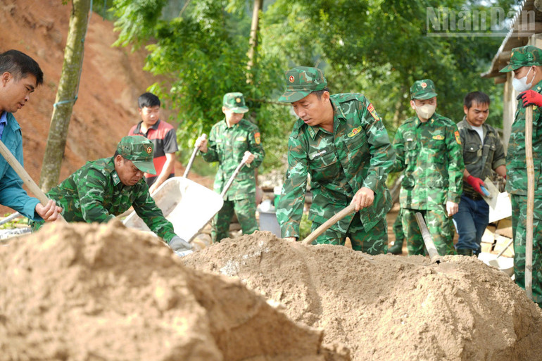 Cán bộ, chiến sĩ Đồn biên phòng Bảo Lâm, tỉnh Lạng Sơn tham gia xây dựng nhà cho nhân dân. ndo_tr_3.jpg