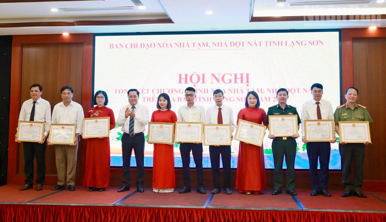 Đại diện các tập thể đã có đã có thành tích xuất sắc trong phong trào thi đua chung tay xóa nhà tạm, nhà dột nát trong năm 2025 của tỉnh Lạng Sơn. ndo_tr_img-0409.jpg