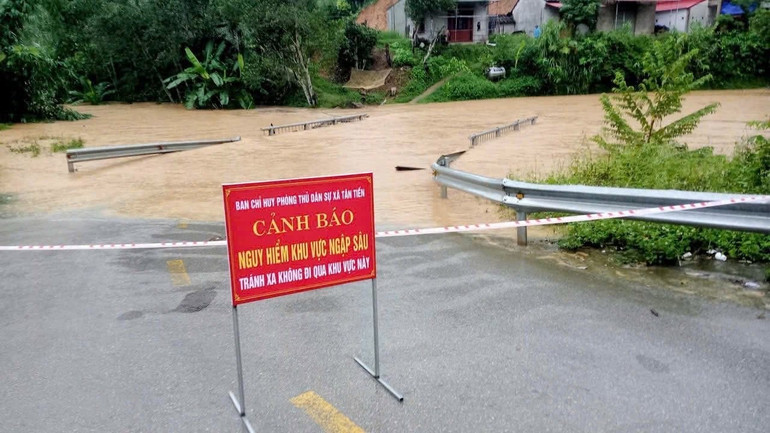 Điểm ngập trên Quốc lộ 3B đoạn qua xã Tân Tiến, tỉnh Lạng Sơn đã được rào chắn và đặt biển cảnh báo. 5a54c434f38679d82097.jpg