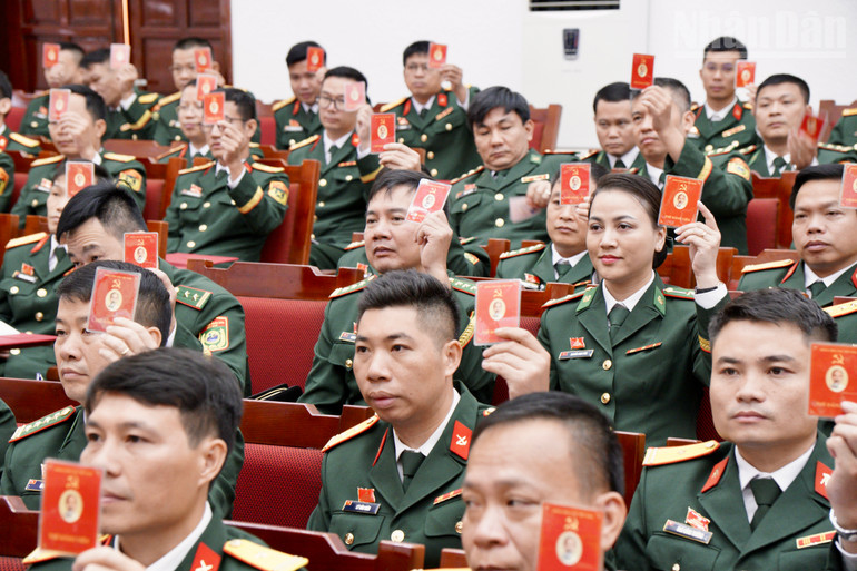 Các Đại biểu biểu quyết thông qua Nghị quyết của Đại hội. ndo_tr_img-0165.jpg