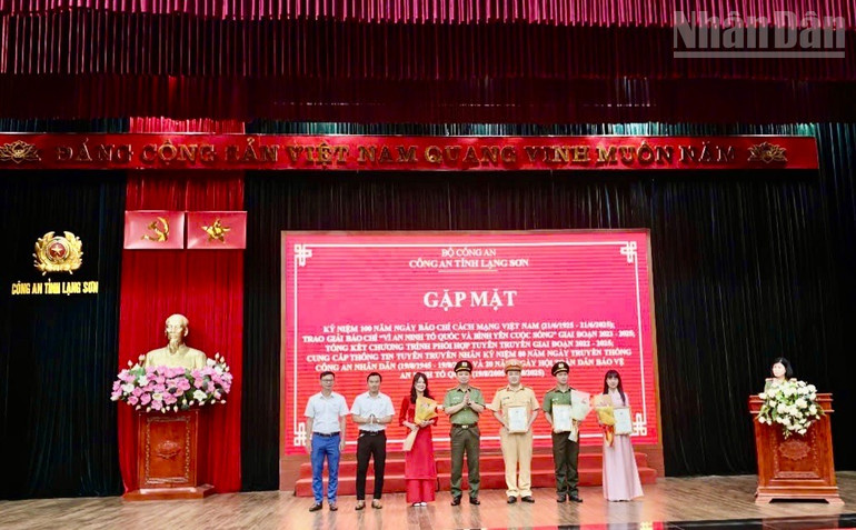 Các tác giả đạt Giải báo chí “Vì an ninh Tổ quốc và bình yên cuộc sống” giai đoạn 2023–2025. ndo_tr_3130395d1f38a866f129.jpg