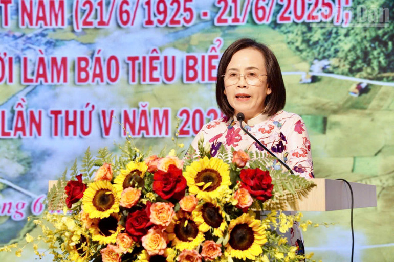 សមមិត្ត Doan Thi Hau លេខាអចិន្ត្រៃយ៍គណៈកម្មាធិការបក្សខេត្ត ប្រធានក្រុមប្រឹក្សាប្រជាជនខេត្ត Lang Son ថ្លែងសុន្ទរកថា។ ndo_tr_gen-h-z6717447238471-09c7b14ea4002565f3c9b6d665bcf37e.jpg