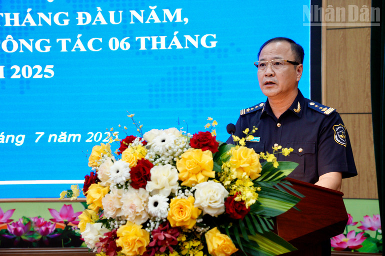 Đồng chí Nguyễn Văn Hoàn, Bí thư Đảng ủy, Trưởng Hải quan khu vực VI phát biểu tại hội nghị. ndo_tr_dat2286.jpg