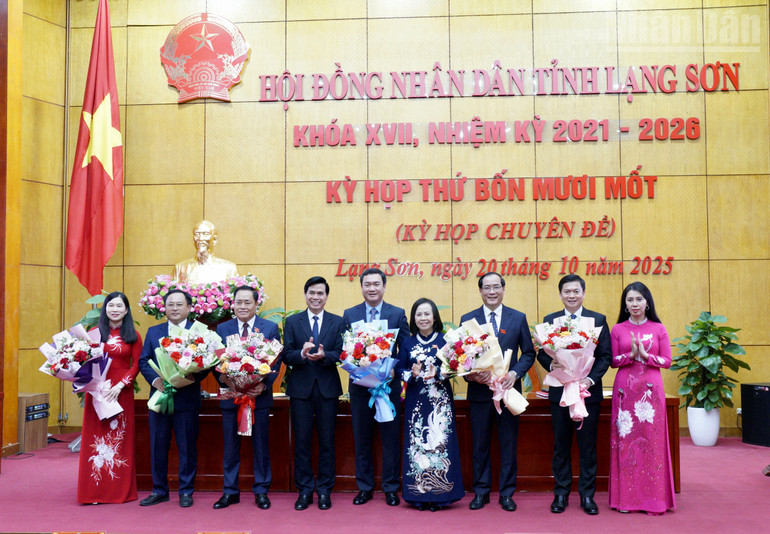 Các đồng chí Thường trực Tỉnh ủy Lạng Sơn chúc mừng các đồng chí được bầu giữ các chức vụ tại Tỉnh ủy, Hội đồng nhân dân, Ủy ban nhân dân tỉnh Lạng Sơn tại kỳ họp. ndo_tr_img-0813.jpg