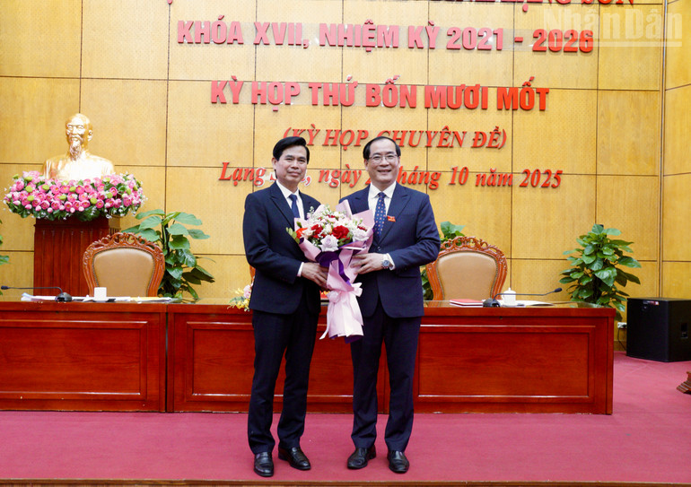 Đồng chí Hoàng Quốc Khánh, Bí thư Tỉnh ủy Lạng Sơn chúc mừng đồng chí Dương Xuân Huyên, Ủy viên Ban Thường vụ Tỉnh ủy được bầu giữ chức Phó Chủ tịch Hội đồng nhân dân tỉnh Lạng Sơn khóa 17, nhiệm kỳ 2021-2026. ndo_tr_img-0810.jpg