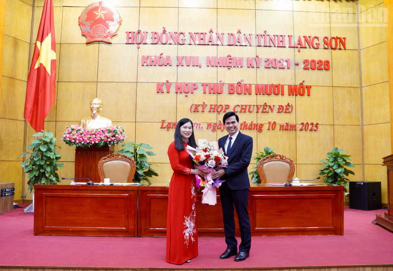 Đồng chí Hoàng Quốc Khánh, Bí thư Tỉnh ủy Lạng Sơn chúc mừng đồng chí Trần Thanh Nhàn, Ủy viên Ban Chấp hành Đảng bộ tỉnh, được bầu giữ chức Phó Chủ tịch Ủy ban nhân dân tỉnh Lạng Sơn khóa 17, nhiệm kỳ 2021-2026. ndo_tr_img-0809.jpg