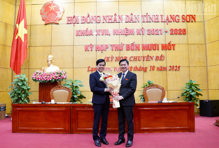 Đồng chí Hoàng Quốc Khánh, Bí thư Tỉnh ủy Lạng Sơn chúc mừng đồng chí Đinh Hữu Học, Ủy viên Ban Thường vụ Tỉnh ủy được bầu giữ chức Phó Chủ tịch Ủy ban nhân dân tỉnh Lạng Sơn khóa 17, nhiệm kỳ 2021-2026. ndo_tr_img-0808.jpg