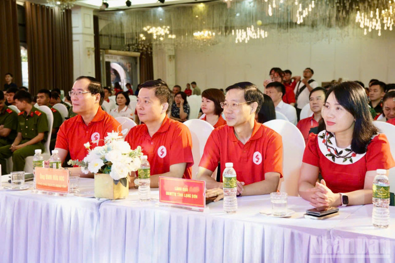 Lãnh đạo Ủy ban nhân dân, Hội đồng nhân dân, Mặt trận Tổ quốc Việt Nam tỉnh Lạng Sơn tham dự chương trình. ndo_br_gen-h-z6720667635196-f37f7726c487d41edde4074172934b0e.jpg